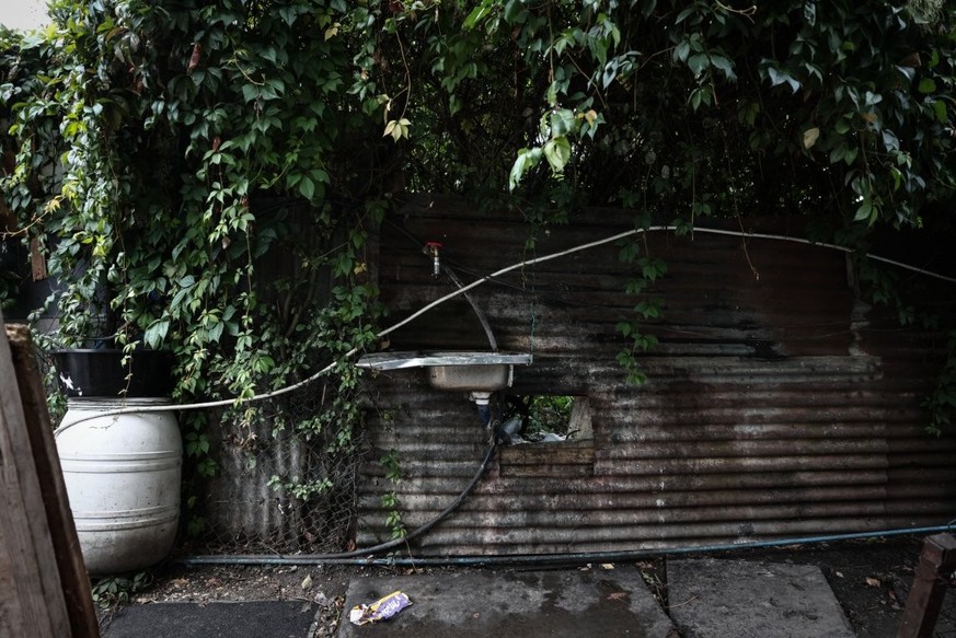 Une conduite d&#039;eau potable installée dans l&#039;une des nombreuses ruelles du bidonville.