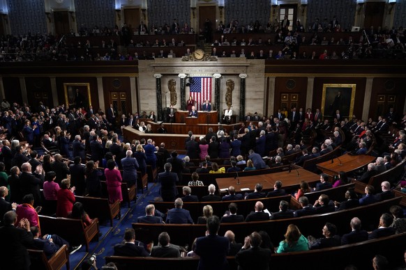 Rare manifestation d'unité dans des Etats-Unis extrêmement divisés: l'entrée de Joe Biden dans l'hémicycle a été, à quelques exceptions près, saluée par une ovation debout.