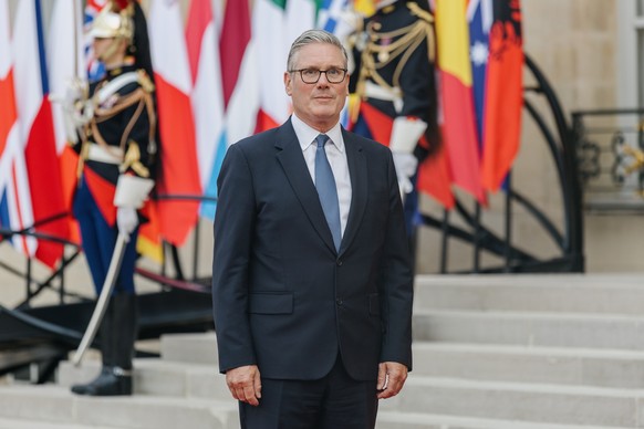 epa13109506 Keir Starmer, Prime Minister of the United Kingdom, arrives at the Elysee Palace ahead of a dinner held for the 'Coalition of the Willing' meeting on security guarantees for Ukra ...