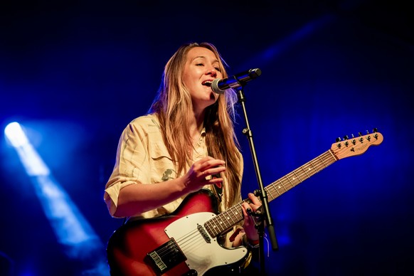 Sophie Hunger pendant le concert &quot;Back on Tour&quot; lors de la Semaine nationale de la vaccination le mardi 9 novembre 2021 a Lausanne. (KEYSTONE/Jean-Christophe Bott)