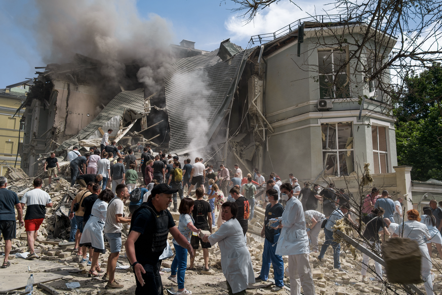 Hôpital pour enfants à Kiev frappé par les roquettes russes.