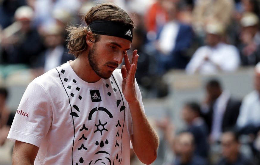 epa09986556 Stefanos Tsitsipas of Greece plays Holger Rune of Denmark in their men?s fourth round match during the French Open tennis tournament at Roland ?Garros in Paris, France, 30 May 2022. EPA/CH ...