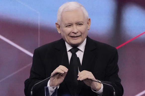 PLIK – Jarosław Kaczyński, szef rządzącej w Polsce partii Prawo i Sprawiedliwość, przemawia na konferencji partyjnej w Warszawie, w niedzielę, 14 maja 2023 r. Potężna konserwatywna partia rządząca w Polsce przewodzi…