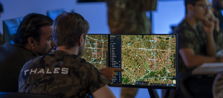 Thales présente HexaForce, une alternative européenne au logiciel militaire de Palantir. Son objectif: réduire la dépendance stratégique de l’Otan aux Etats-Unis.