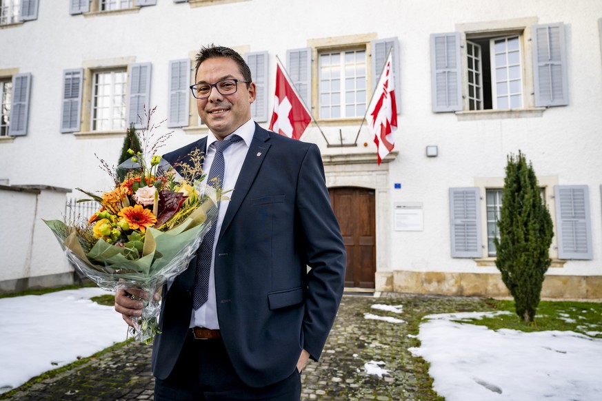 Stephane Theurillat, nouvel elu (Le Centre) reagit lors du premier tour de l&#039;election complementaire du Gouvernement jurassien le dimanche 24 novembre 2024 a Delemont. (KEYSTONE/Jean-Christophe B ...