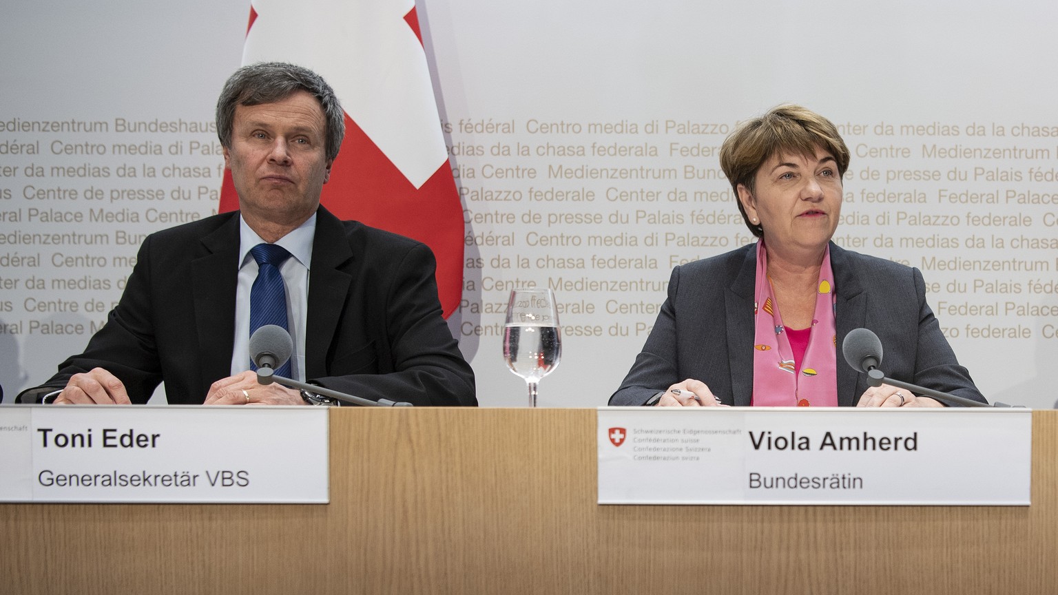 Toni Eder, Generalsekretaer VBS, Bundesraetin Viola Amherd und Remo Luetolf, Verwaltungsratspraesident RUAG Holding AG, von links, aeussern sich an einer Medienkonferenz zur Entflechtung und Weiterent ...