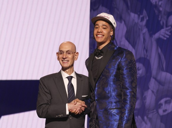 Yanic Konan Niederhäuser sert la main du commissaire de la NBA Adam Silver après avoir été drafté par les LA Clippers
