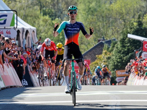 En s'imposant devant Mauro Schmid (arrière-plan, à gauche), Paul Seixas a frappé fort à quelques jours de son duel avec Tadej Pogacar.