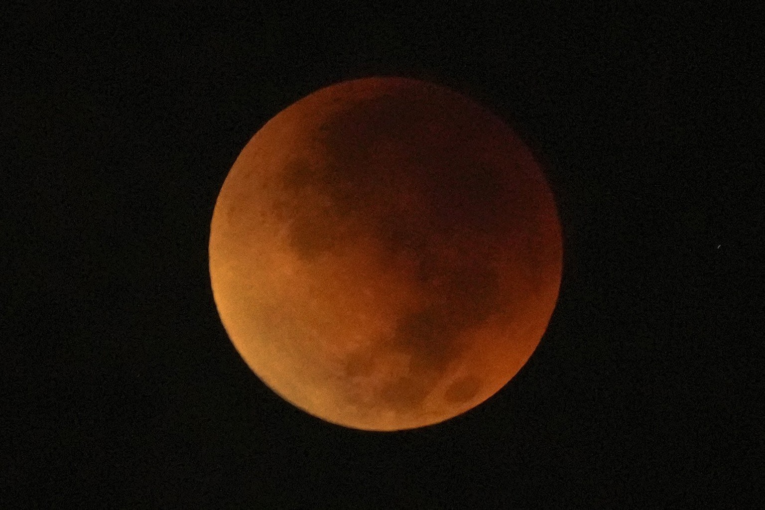 Une éclipse lunaire totale illumine le ciel nocturne lors de la première lune de sang de l'année, à Brasilia, au Brésil, le dimanche 15 mai 2022.