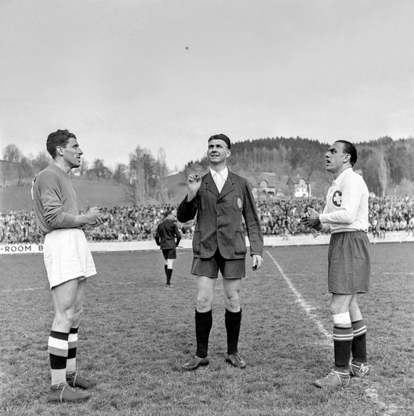 Le tirage au sort effectué par l'arbitre – ici avant un match en 1945 à Lucerne – permet au capitaine qui le gagne de choisir le camp de son équipe en première mi-temps.  