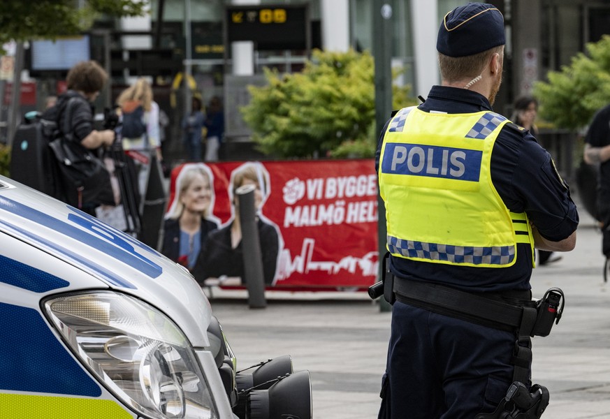 epa10130161 Police stands guard outside of Emporia Shopping Center in Malmo, Sweden, 20 August 2022. A 31 year-old man was shot to death and a woman was injured during a shooting in the shopping cente ...