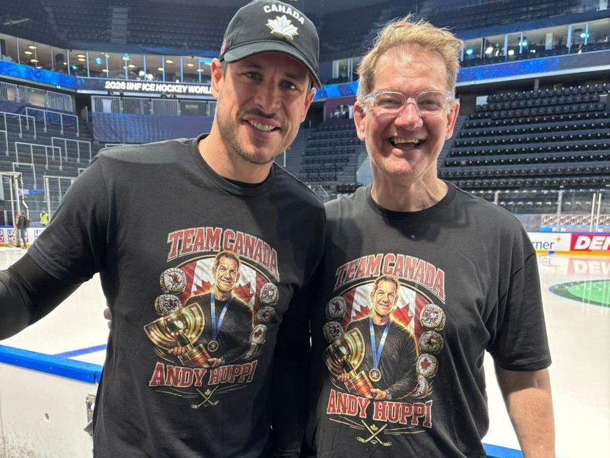 Andy Hüppi (à droite) et Sidney Crosby portant le t-shirt en hommage au masseur suisse.