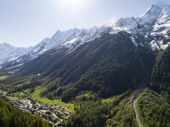 Le petit village valaisan de Blatten est menac� par un �boulement depuis plusieurs jours.