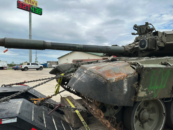 Un détail du char. A droite, le trident ukrainien tracé en vert sur la coque.