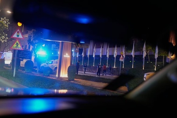 Les forces d’intervention sécurisent les lieux après une frappe aérienne iranienne contre l’hôtel Fairmont The Palm à Dubaï.