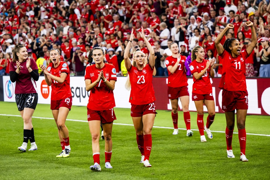 Switzerland soccer players celebrate the qualification during the UEFA Women&#039;s EURO 2025 Group A soccer match between Finland and Switzerland at the Stade de Geneve stadium in Geneva, Switzerland ...