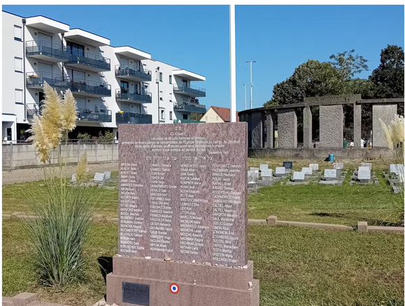 Stèle à la mémoire des 86 victimes, inaugurée en décembre 2005 au cimetière israélite de Cronenbourg (Strasbourg). Avril 2022