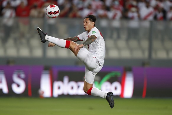 epa09859875 Gianluca Lapadula of Peru controls the ball during a soccer match of the South American qualifiers for the Qatar 2022 World Cup between Peru and Paraguay, at the National Stadium in Lima,  ...