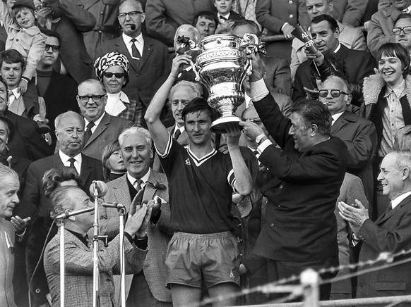 Andr� Bosson l�ve la Coupe de Suisse en 1971 apr�s la victoire du Servette FC devant Lugano.