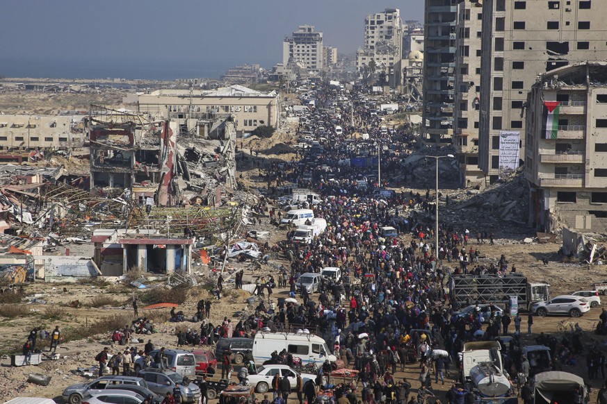 Displaced Palestinians return to their homes in the northern Gaza Strip, following Israel&#039;s decision to allow thousands of them to go back for the first time since the early weeks of the 15-month ...