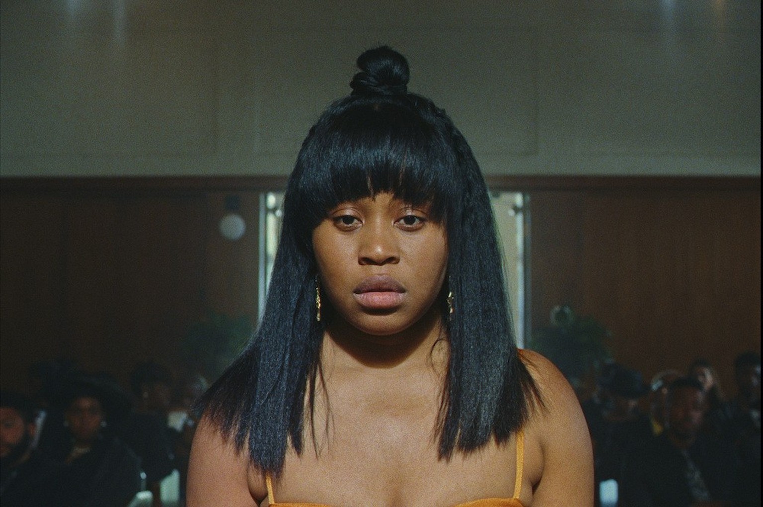 Dans Swarm (2023), Dominique Fishback incarne Dre, fan d&#039;une chanteuse ayant un faible pour assassiner les détracteurs de son idole.
