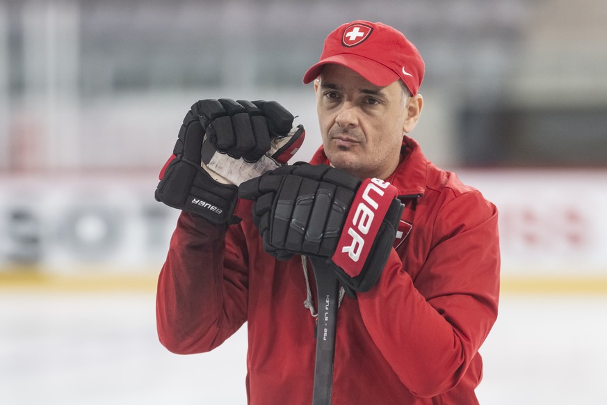 Der neue Head Coach der Schweizer Eishockey Nationalmannschaft, Jan Cadieux, leitet das Trainer des Nationalteams, am Mittwoch, 22. April 2026 in der Tissot-Arena in Biel. (KEYSTONE/Alessandro della V ...