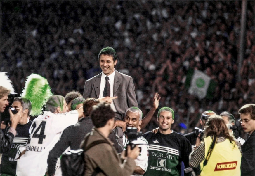 Après avoir remporté le titre de champion, les joueurs du FC Saint-Gall célèbrent leur entraîneur Marcel Koller - qui, comme ses joueurs, s'est teint les cheveux en vert.