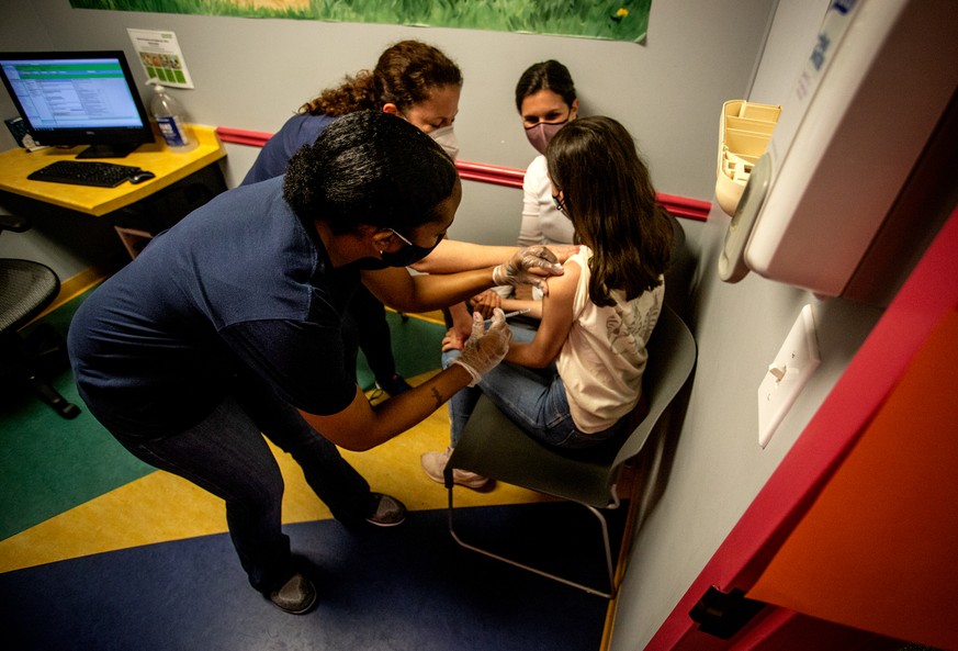 Une jeune élève reçoit un rappel de vaccination dans l'Etat de Géorgie, aux Etats-Unis.