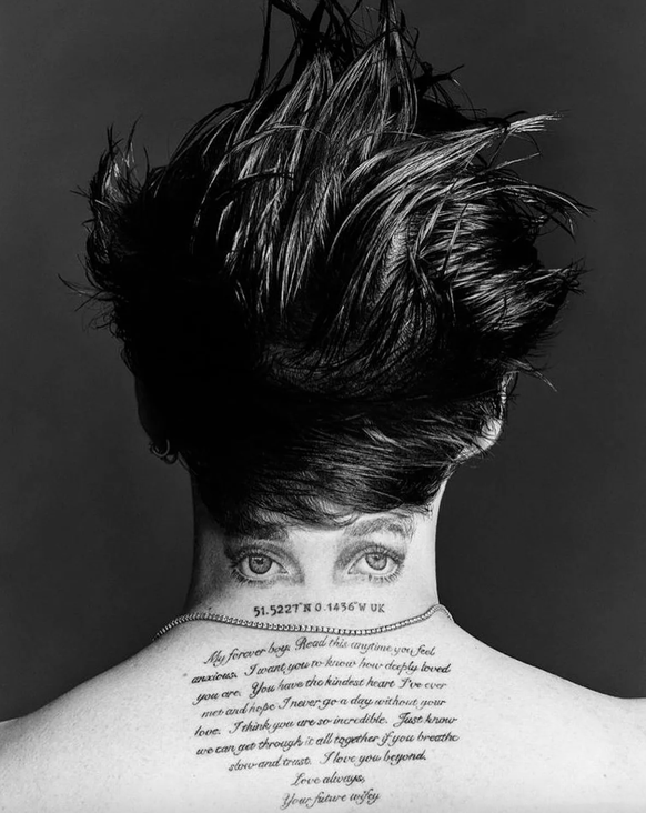 Brooklyn a une lettre d'amour de Nicola tatoué sur le haut du dos. Oui, il vaut mieux que ce mariage dure trèèès longtemps.