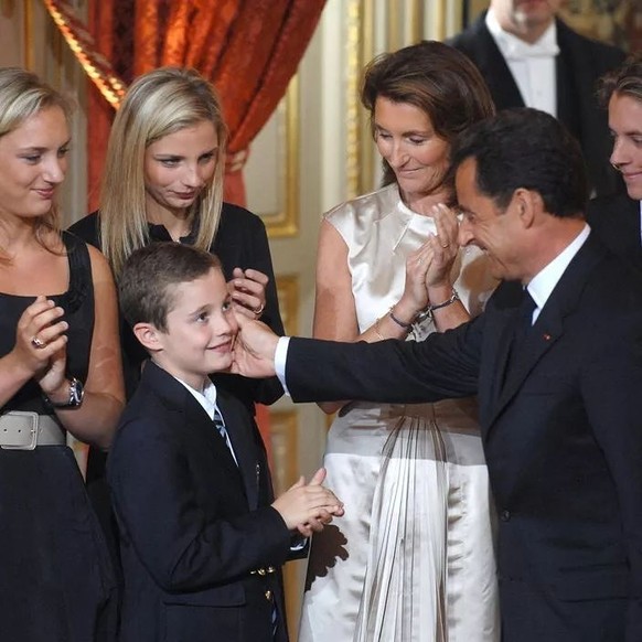 Le petit Louis et son père, Nicolas Sarkozy, alors président de la République.