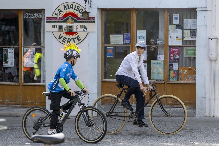 Des personnes participent a la Old Up, une parade festive a velo dediee aux seniors, ce dimanche 29 septembre 2024 a Geneve. Organisee par lassociation Pre-En-Bulle, l&#039;ATE et Pro Velo Geneve, ave ...