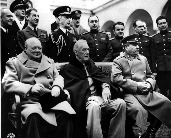 Winston Churchill, Franklin Delano Roosevelt et Joseph Staline à la Conférence de Yalta, en Crimée, le 4 février 1945.