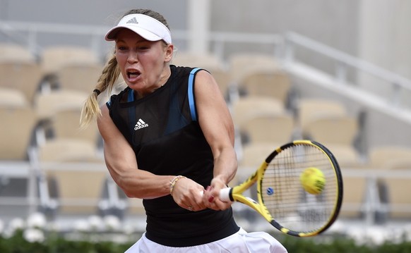 epa07605164 Caroline Wozniacki of Denmark plays Veronika Kudermetova of Russia during their women&#039;s first round match during the French Open tennis tournament at Roland Garros in Paris, France, 2 ...