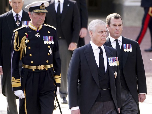 Le Prince Andrew, au centre, a rendu hommage à sa mère, qui l&#039;a soutenu dans la tempête.