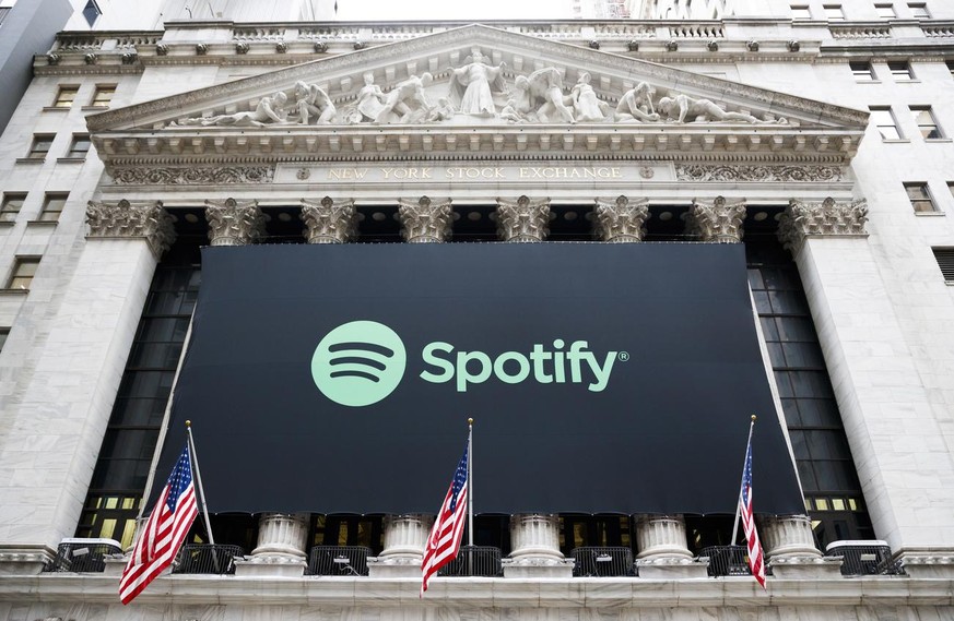 epa08981549 (FILE) - A giant sign of digital media streaming service &#039;Spotify&#039; decorates the front of the New York Stock Exchange (NYSE) before the company&#039;s Initial Public Offering (IP ...