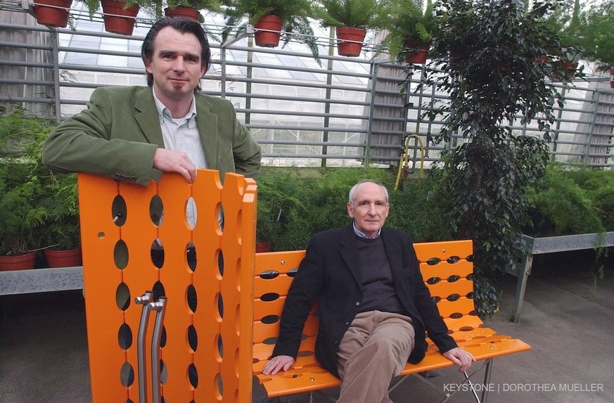Die beiden Moebeldesigner Sohn Benjamin und Vater Kurt Thut, von links nach rechts, praesentieren am Dienstag, 7. Januar 2003 in Zuerich die von ihnen entworfene Zueri Bank. Die zusammenlegbaren, leic ...
