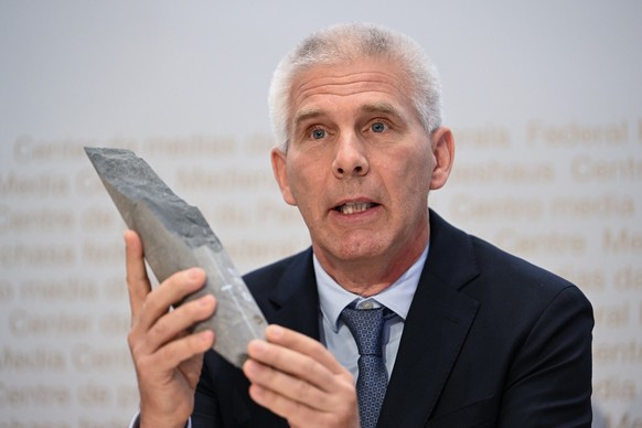 Matthias Braun, CEO der Nagra (Nationale Genossenschaft fuer die Lagerung radioaktiver Abfaelle), zeigt ein Stueck Opalinuston, eine tonhaltigen Gesteinsschicht, um den Vorschlag von Noerdlich-Laegern ...