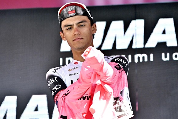 epa12113960 Mexican rider Isaac Del Toro Romero of UAE Team Emirates XRG wearing the overall leader&#039;s pink jersey, celebrates on the podium after the 9th stage of the 108 Giro d&#039;Italia 2025, ...
