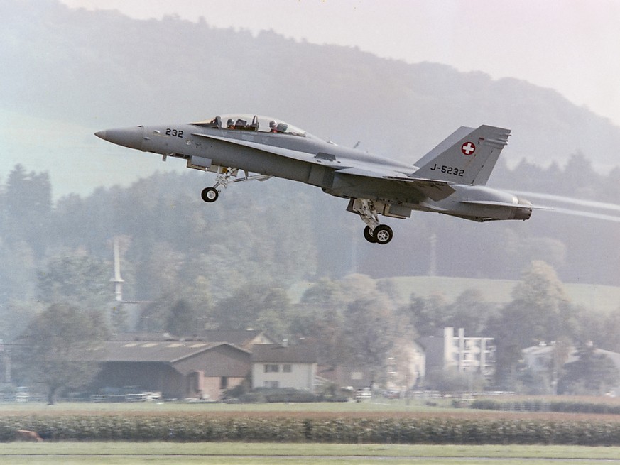 Deux F/A-18 de l'armée suisse ont assuré jeudi une opération de police aérienne. (Archive)