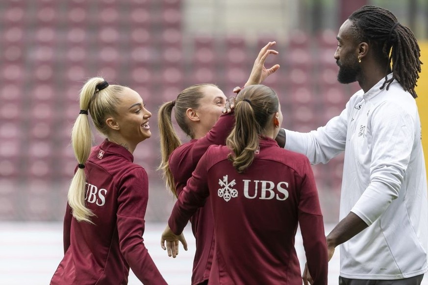 Johan Djourou distille des conseils aux joueuses de l'équipe nationale.