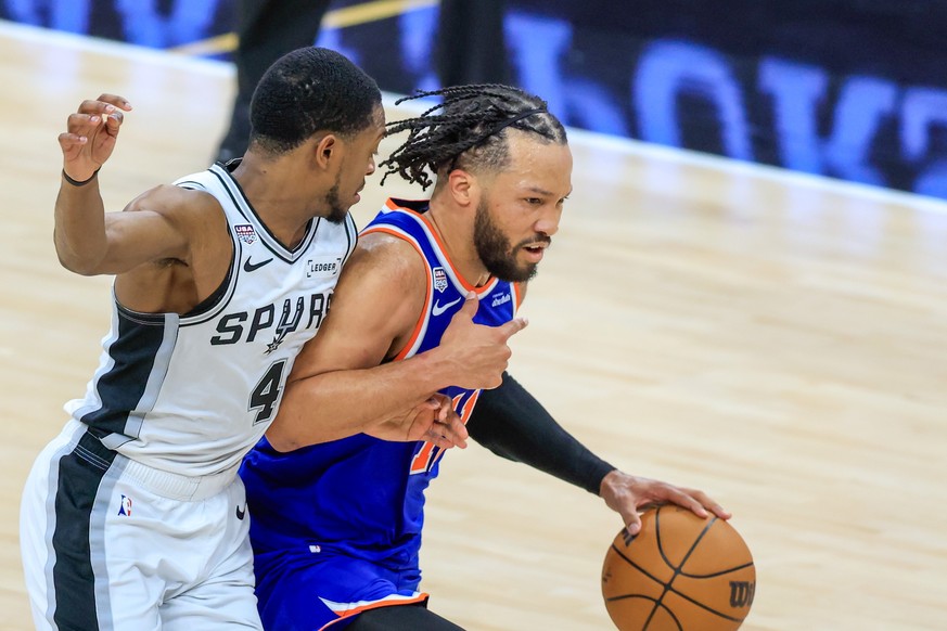 epa13035648 New York Knicks guard Jalen Brunson (R) dribbles past San Antonio Spurs guard De'Aaron Fox (L) during Game 5 of the NBA Finals between the San Antonio Spurs and the New York Knicks in ...