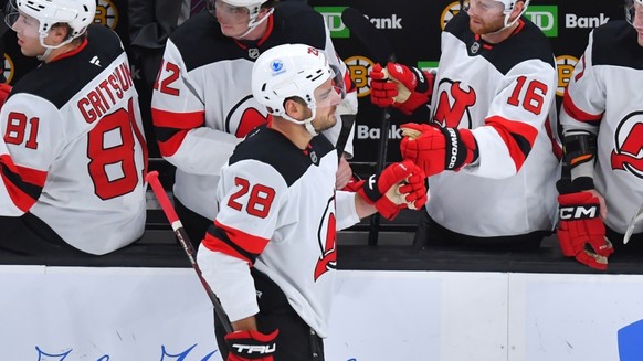 Timo Meier (au centre) a marqué et participé à une deuxième victoire consécutive des New Jersey Devils. (Archives)