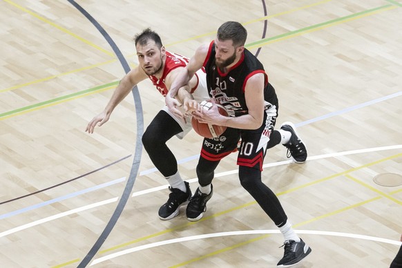 Daniel Andjelkovic und Florian Steinmann im LNA-Playoff Viertelfinal Spiel zwischen SAM Basket Massagno und dem BC Boncourt, am Samstag, 6. Mai 2023 in Massagno. (KEYSTONE/Ti-Press/ Pablo Gianinazzi)