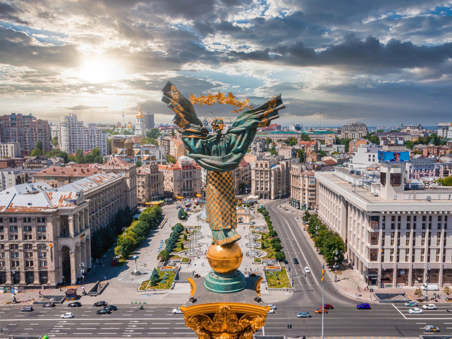 Kiew, Ukraine. 10. Juli 2021. Luftbild der Kiewer Ukraine über dem Maidan Nezalezhnosti Unabhängigkeitsdenkmal. Golden schöne ukrainische Frauenstatue in der Mitte der Stadt.