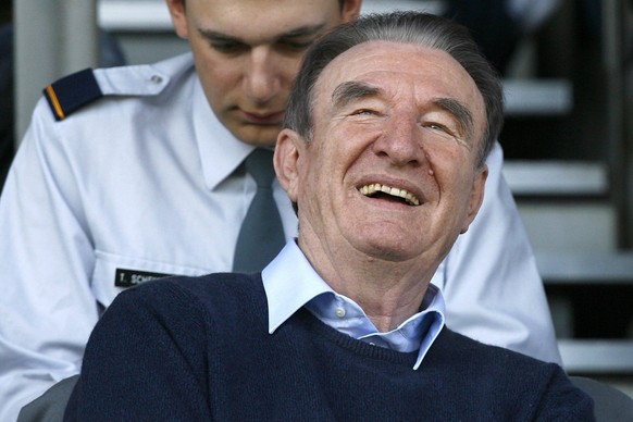 Sven Hotz, ehemaliger Praesident des FCZ, lacht im Super League Fussballspiel des FC Zuerich gegen den FC Basel im Hardturm Stadion in Zuerich am Montag, 9. April 2007. (KEYSTONE/Alessandro Della Bell ...