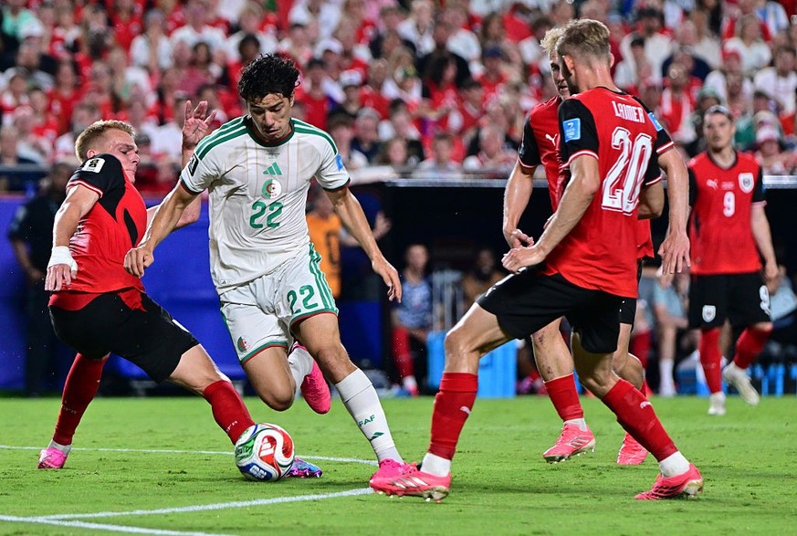 KANSAS CITY, MO - JUNE 27: Ibrahim Maza #22 of Algeria weaves past Austria's defense during a game between Austria and Algeria at Kansas City Stadium on June 27, 2026 in Kansas City, Missouri. (P ...