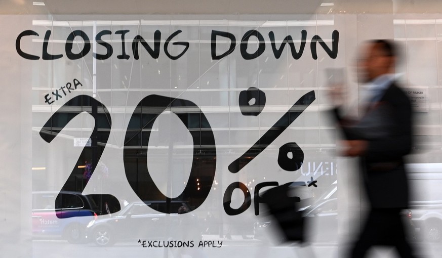 epa10152003 A pedestrian passes a closed down retail store in London, Britain, 01 September 2022. According to the International Monetary Fund (IMF), the world may be on the brink of a global recessio ...
