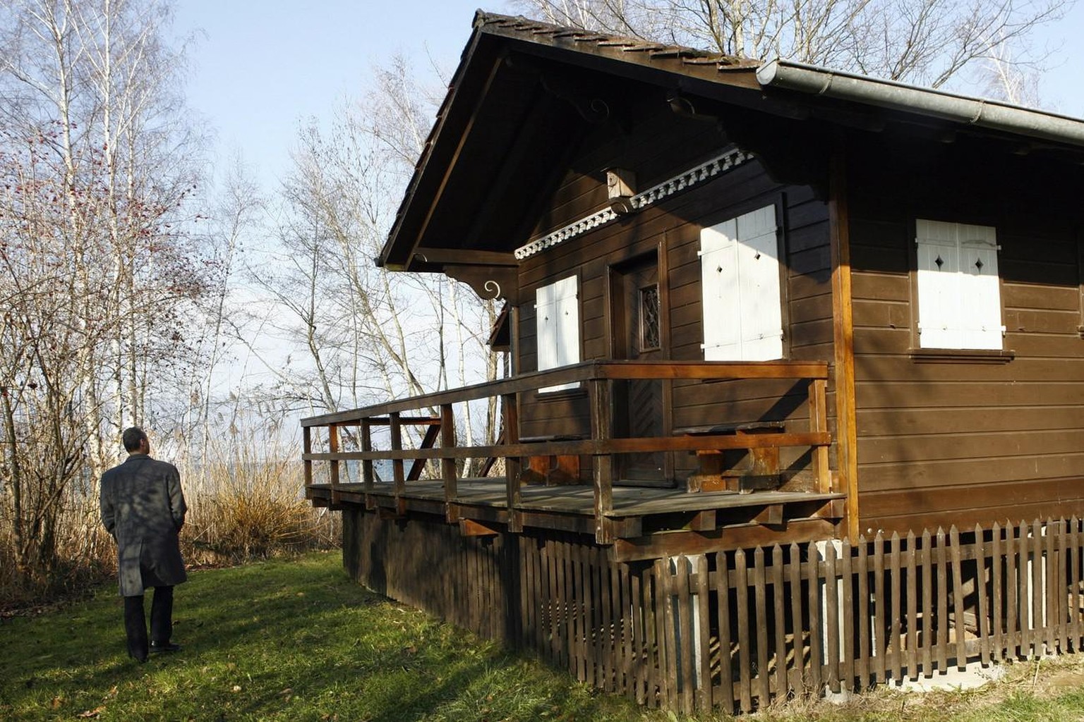 Les propriétaires de chalets situés dans des réserves naturelles sur la rive sud du lac de Neuchatel ont évité la démolition prévue pour 2008.