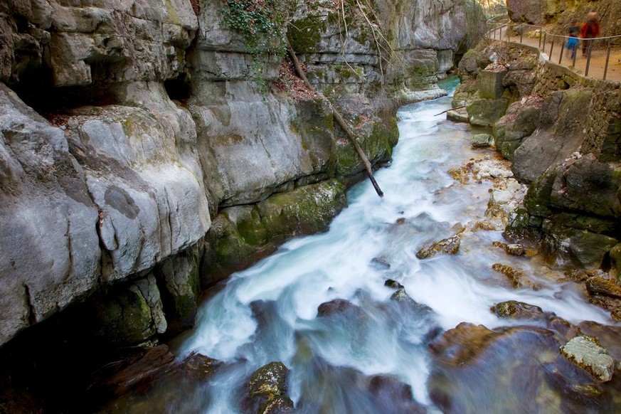 Quoi de mieux qu&#039;une balade à l&#039;ombre, entre les eaux fraîches de la Suze et les cavités naturelles qui bordent les gorges?