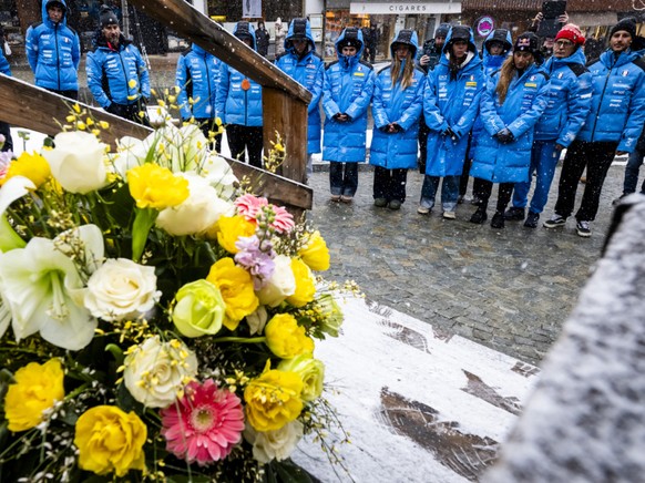 Une délégation de l'équipe italienne de ski s'est rendue à proximité du bar "Le Constellation", pour rendre hommage aux victimes du tragique incendie du Nouvel an.